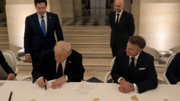 Trump signe depuis Versailles un accord entre les États-Unis et l’Iran