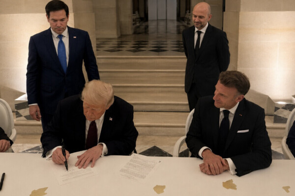 Trump signe depuis Versailles un accord entre les États-Unis et l’Iran