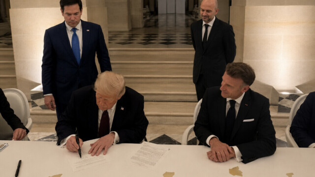 Trump signe depuis Versailles un accord entre les États-Unis et l’Iran Trump signe depuis Versailles un accord entre les États-Unis et l’Iran