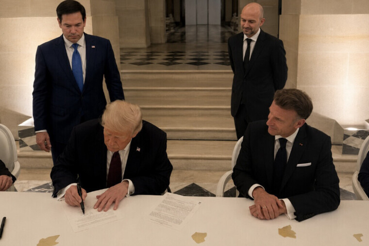 Trump signe depuis Versailles un accord entre les États-Unis et l’Iran