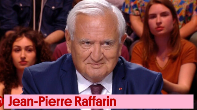 Raffarin en voiture avec chauffeur malgré la fin des privilèges : son véhicule percute un scooter à Paris Raffarin en voiture avec chauffeur malgré la fin des privilèges : son véhicule percute un scooter à Paris