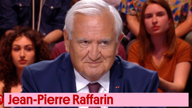 Raffarin en voiture avec chauffeur malgré la fin des privilèges : son véhicule percute un scooter à Paris Raffarin en voiture avec chauffeur malgré la fin des privilèges : son véhicule percute un scooter à Paris