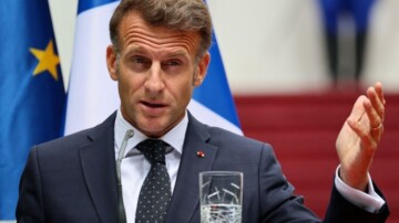 Emmanuel Macron défend son bilan social à Amiens, sept ans après