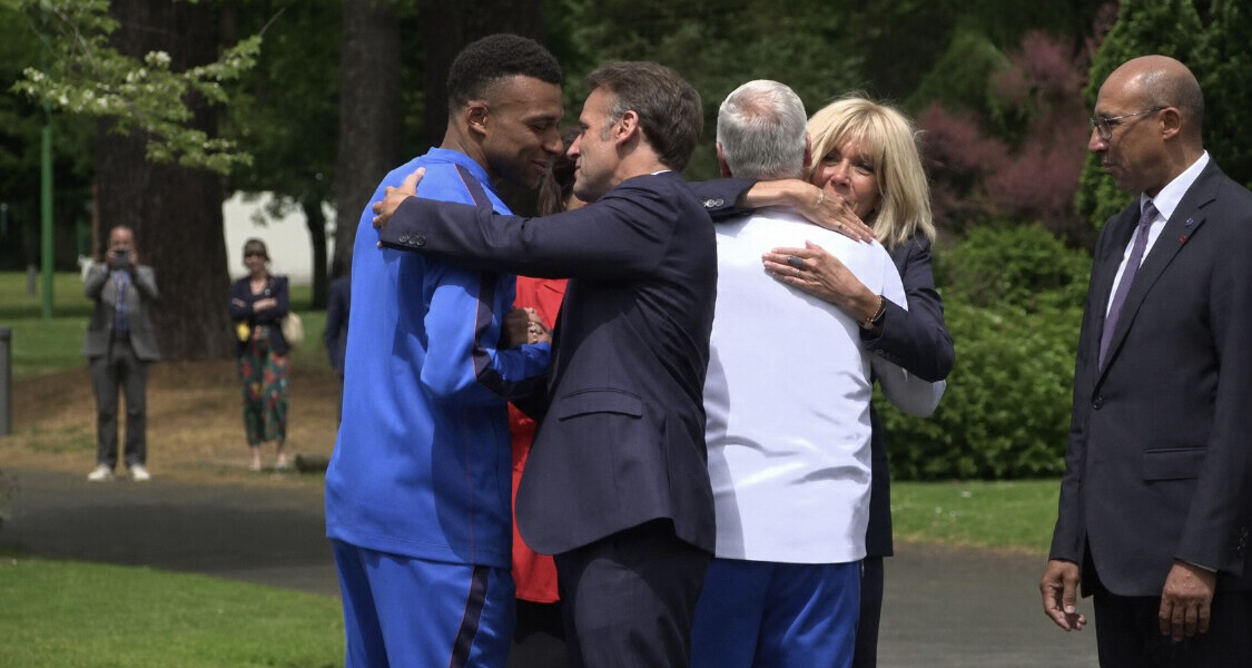 — Emmanuel e Brigitte Macron fanno visita alla nazionale francese di calcio prima dei Mondiali