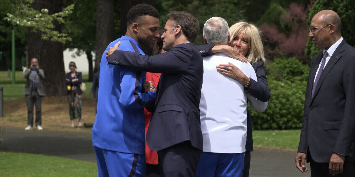 — Emmanuel et Brigitte Macron rendent visite aux Bleus avant le Mondial