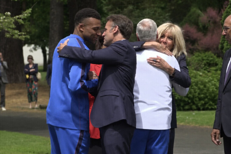 — Emmanuel et Brigitte Macron rendent visite aux Bleus avant le Mondial