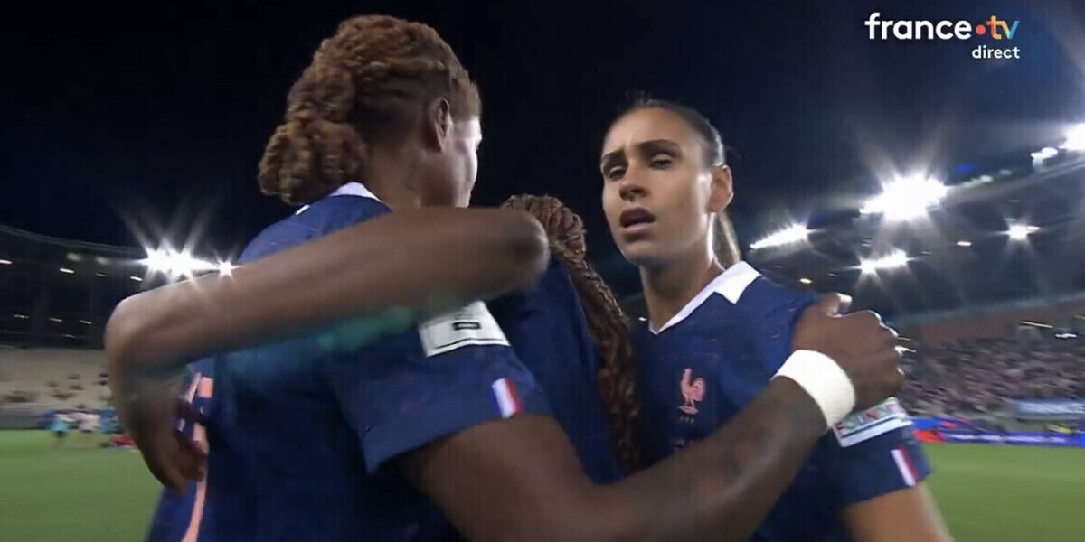 — Les Bleues qualifiées pour le Mondial ! La France sera au Brésil en 2027