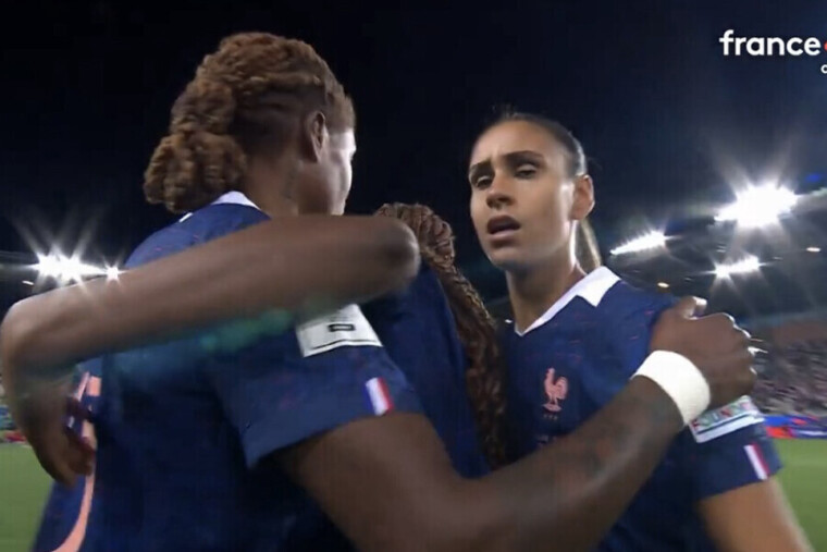 — Les Bleues qualifiées pour le Mondial ! La France sera au Brésil en 2027