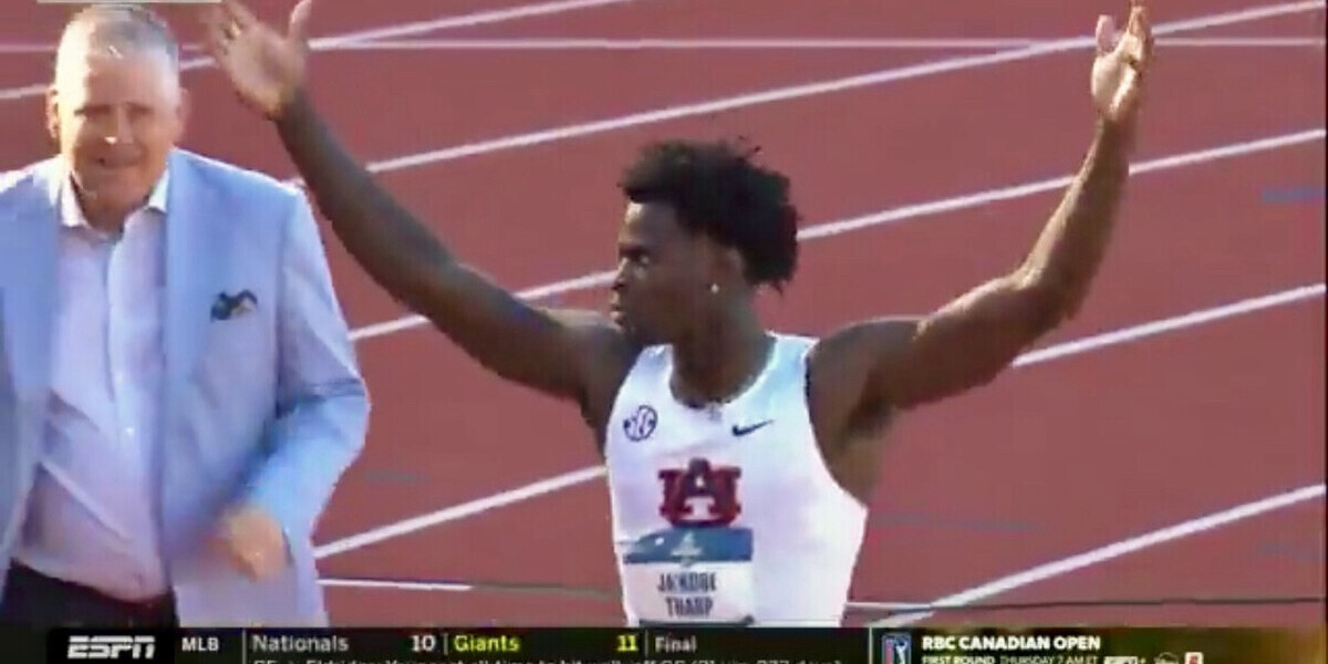 — La sensation ! L’universitaire Ja’Kobe Tharp bat le record du monde du 110m haies