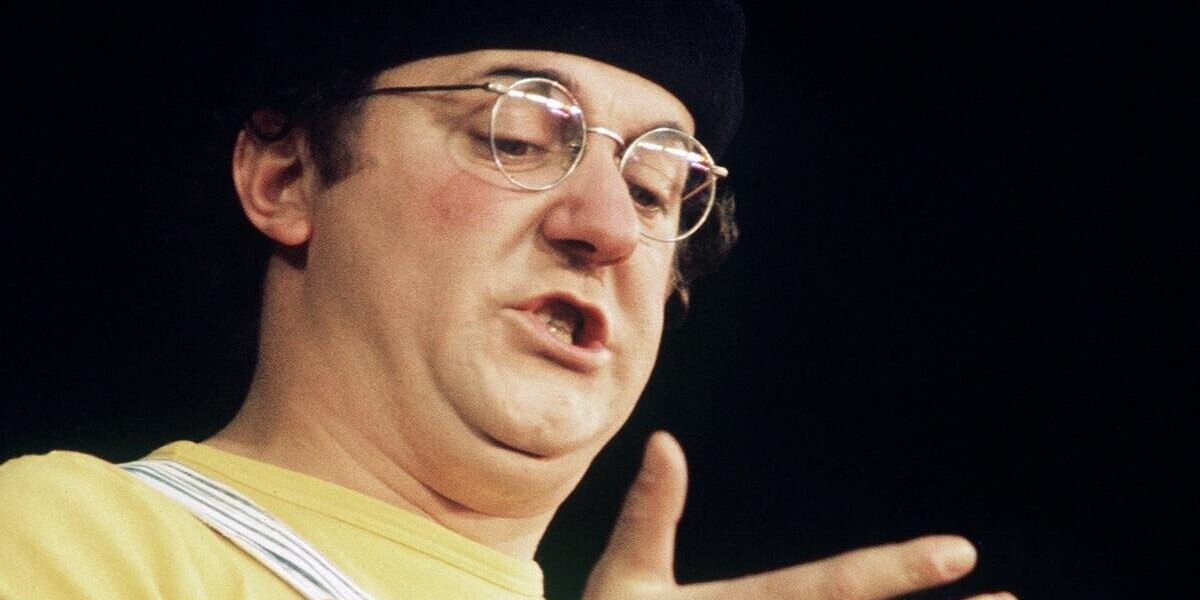 Julien Rossier incarne Coluche sur scène pour les 40 ans de sa disparition