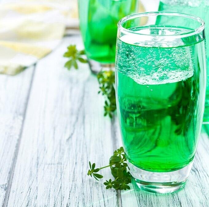 L'application Yuka dénonce un colorant dans les sirops de menthe