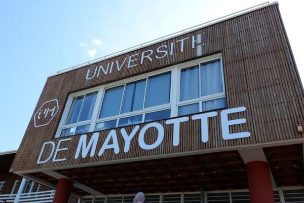 マヨット大学は講師の昇進を断念する
