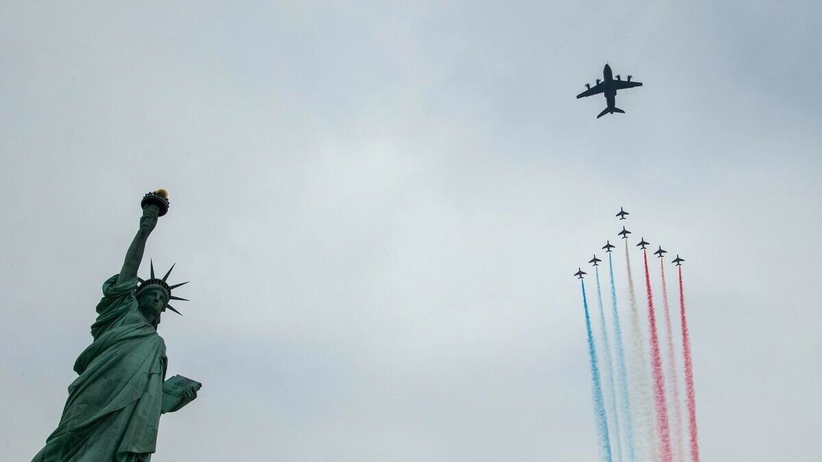 La Patrouille de France survole la statue de la Liberté pour les 250 ans américains