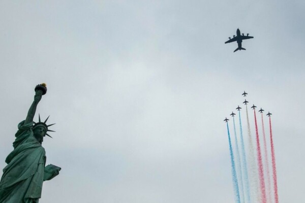La Patrouille de France survole la statue de la Liberté pour les 250 ans américains