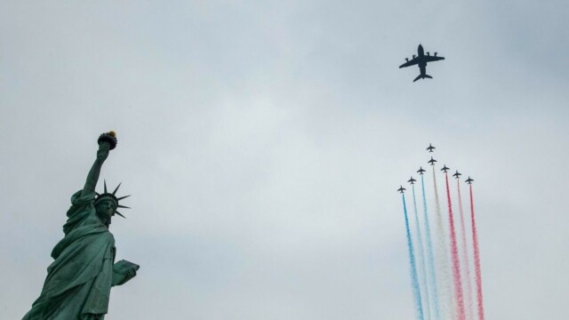 La Patrouille de France survole la statue de la Liberté pour les 250 ans américains