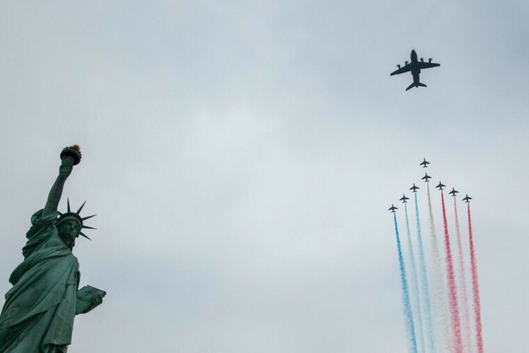 La Patrouille de France survole la statue de la Liberté pour les 250 ans américains