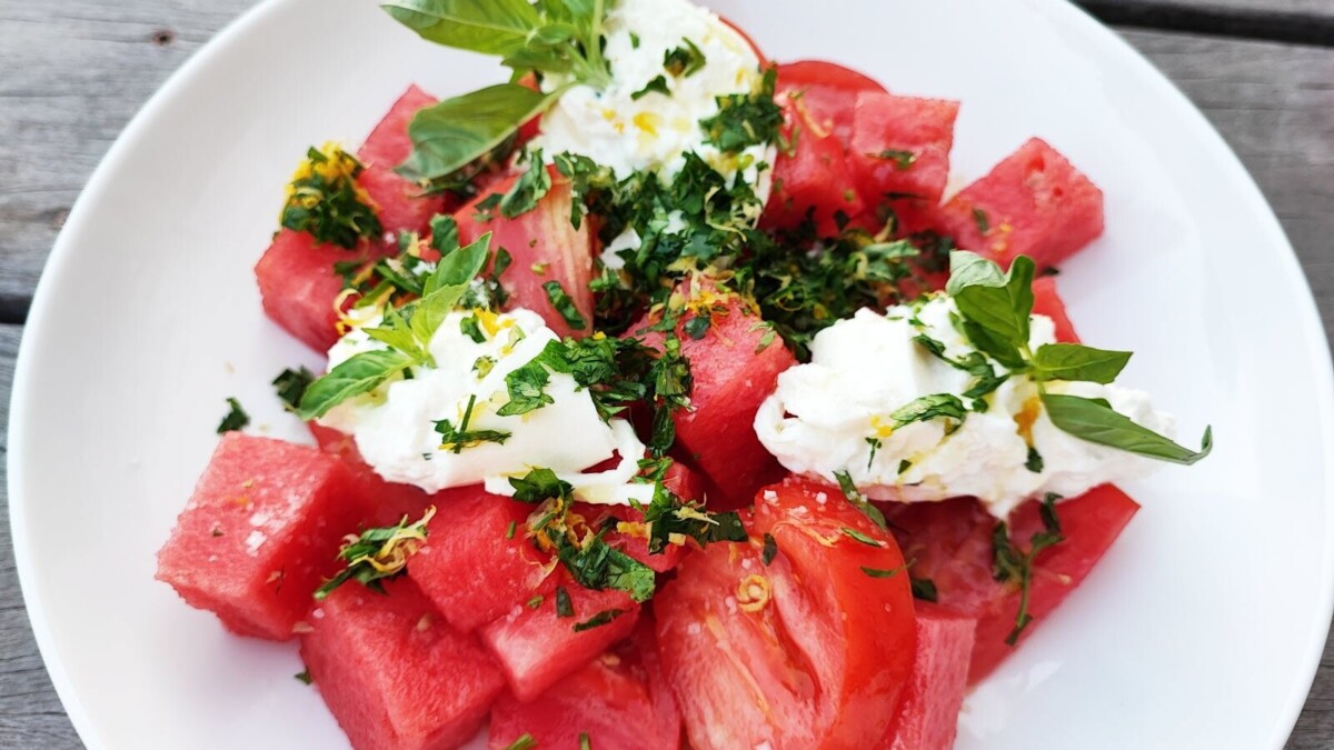 La salade pastèque, fraises et burrata s'impose comme l'incontournable de l'été