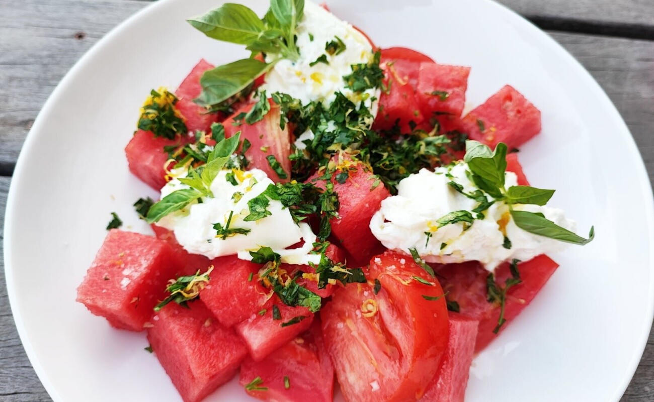 La salade pastèque, fraises et burrata s'impose comme l'incontournable de l'été