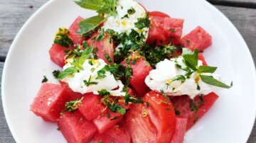 La salade pastèque, fraises et burrata s'impose comme l'incontournable de l'été