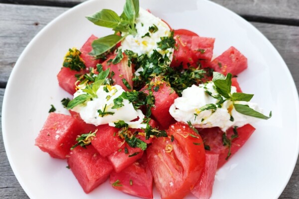 La salade pastèque, fraises et burrata s'impose comme l'incontournable de l'été