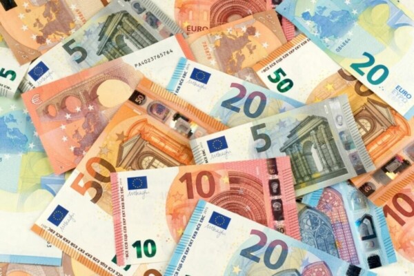 Les banques autorisées à facturer des frais sur les comptes des mineurs décédés