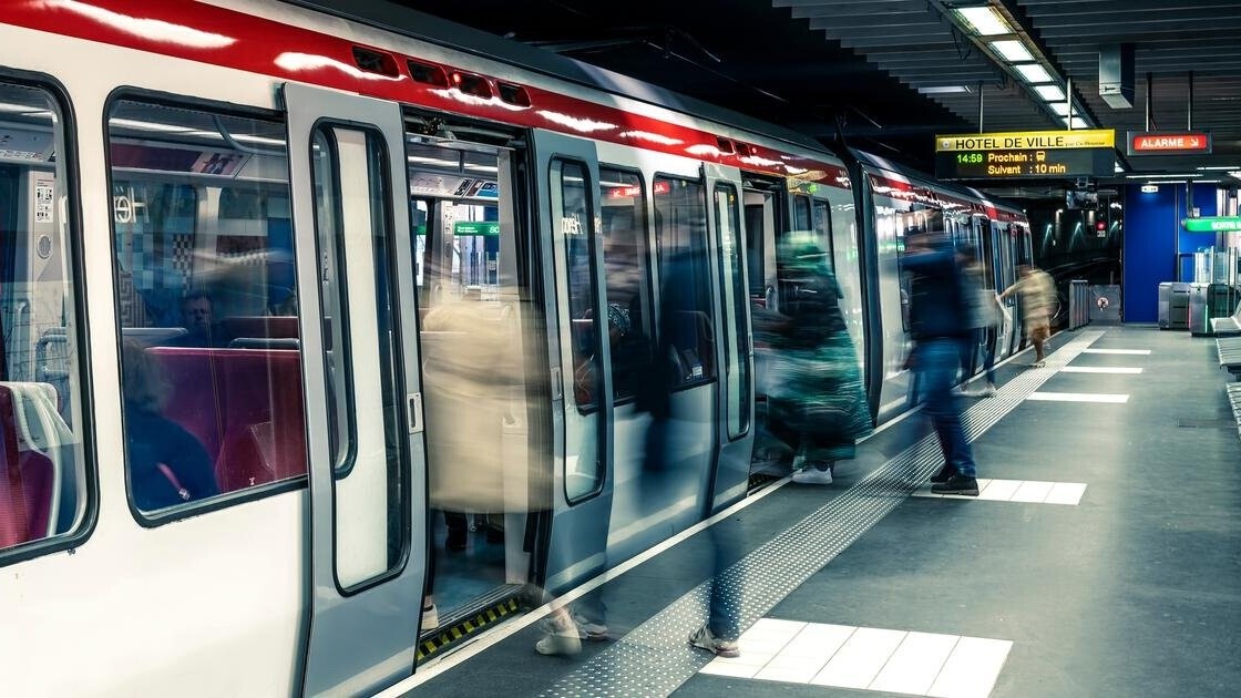Lyon : un homme aveugle meurt après une chute sur les voies du métro Lyon : un homme aveugle meurt après une chute sur les voies du métro