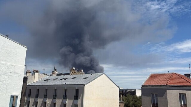 Un incendie d'entrepôt embrase une zone industrielle de Bobigny