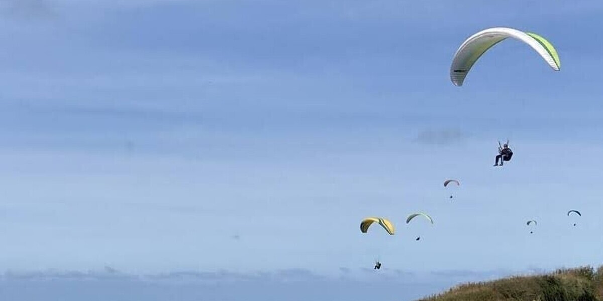 Un parapentiste de 76 ans meurt après une chute en mer dans le Finistère