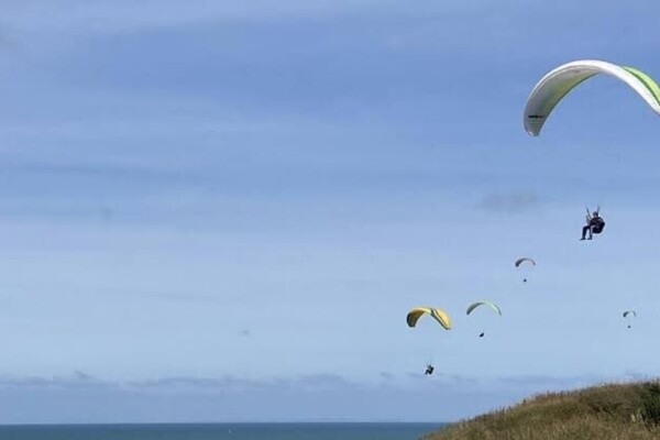 Un parapentiste de 76 ans meurt après une chute en mer dans le Finistère