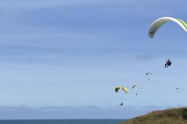 Un parapentiste de 76 ans meurt après une chute en mer dans le Finistère