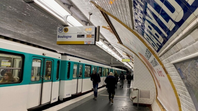 Un Parisien verbalisé 150 euros pour avoir transporté une télévision dans le métro