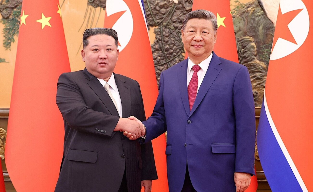 Xi Jinping reçu en grande pompe par Kim Jong-un à Pyongyang
