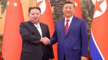 Xi Jinping reçu en grande pompe par Kim Jong-un à Pyongyang