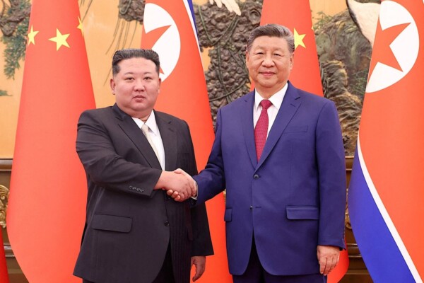 Xi Jinping reçu en grande pompe par Kim Jong-un à Pyongyang
