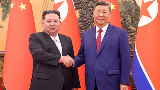 Xi Jinping reçu en grande pompe par Kim Jong-un à Pyongyang Xi Jinping reçu en grande pompe par Kim Jong-un à Pyongyang