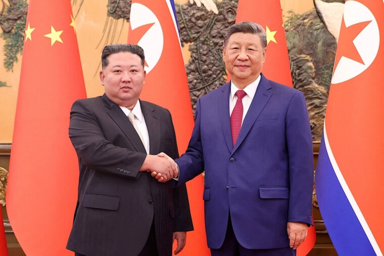 Xi Jinping reçu en grande pompe par Kim Jong-un à Pyongyang