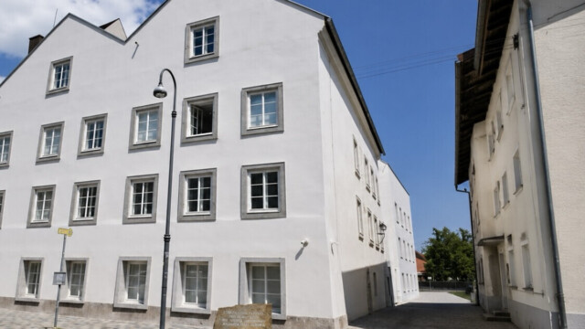 Screenshot Insolite - La maison natale d’Adolf Hitler devient un commissariat pour stopper les pèlerinages néonazis