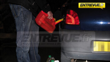 REPORTAGE - Entrevue a infiltré en caméra cachée le trafic de carburant volé, suite à la flambée du prix de l'essence