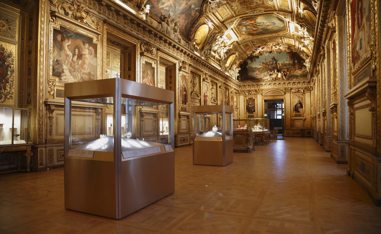 Neuf mois après le casse du Louvre, la galerie d’Apollon rouvre, mais sans ses bijoux. (Louvre)