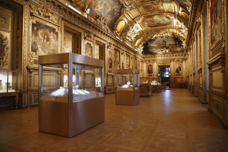 Neuf mois après le casse du Louvre, la galerie d’Apollon rouvre, mais sans ses bijoux. (Louvre)