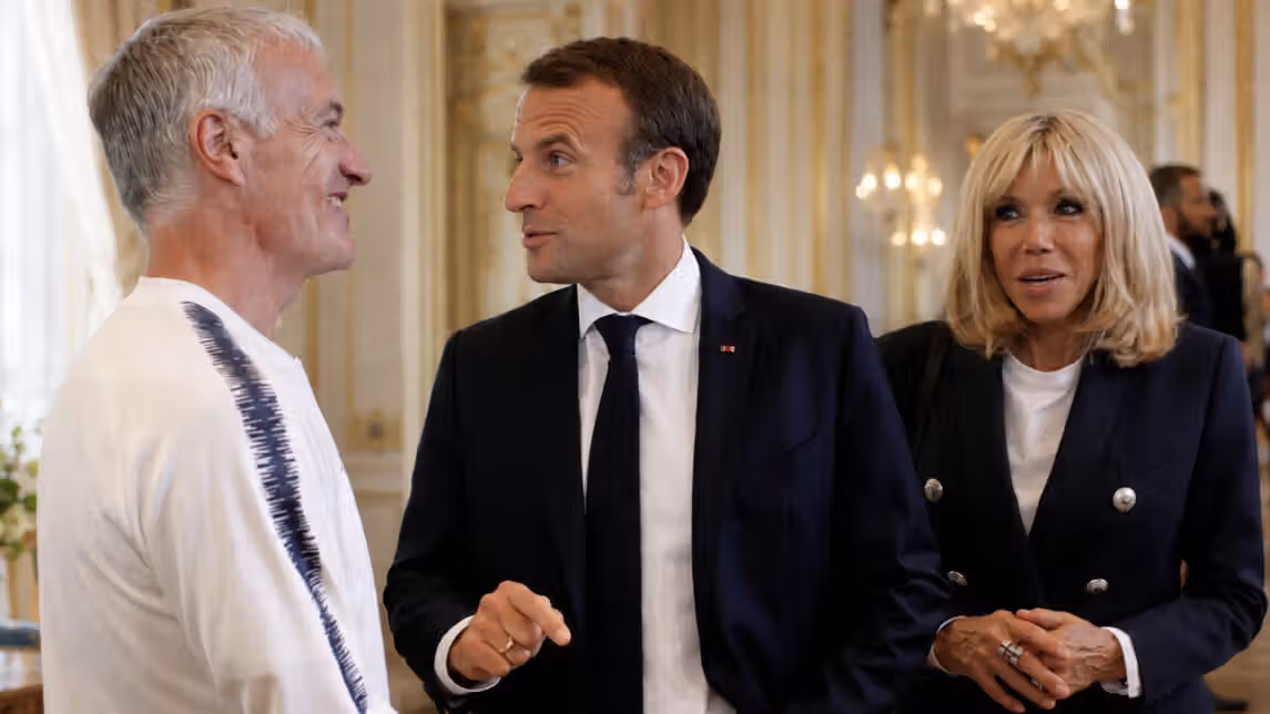 — Pendant la finale du Mondial, Emmanuel Macron a reçu Didier Deschamps à l’Élysée pour un dîner d’adieu Pendant la finale du Mondial, Emmanuel Macron a reçu Didier Deschamps à l’Élysée pour un dîner d’adieu