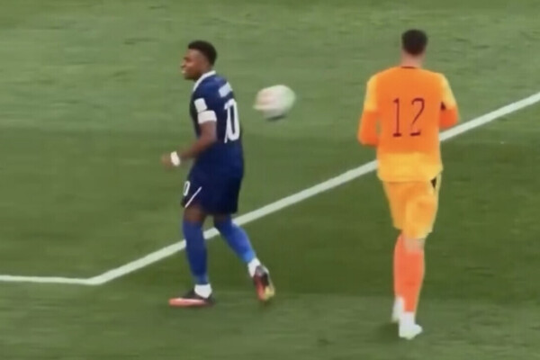 VIDÉO - Vexé, le gardien paraguayen jette le ballon sur Mbappé, qui ne tombe pas dans le piège de la provocation