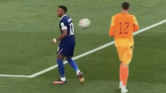 VIDÉO - Vexé, le gardien paraguayen jette le ballon sur Mbappé, qui ne tombe pas dans le piège de la provocation