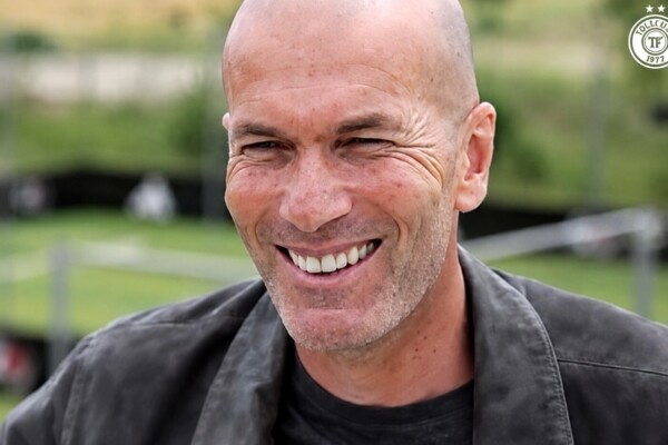 — フランス代表チーム：フランスサッカー連盟（FFF）は、ワールドカップ後にジネディーヌ・ジダンと契約を結ぶ準備を進めている。