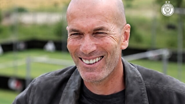 — Équipe de France : la FFF prépare la signature de Zinédine Zidane après la Coupe du monde — Équipe de France : la FFF prépare la signature de Zinédine Zidane après la Coupe du monde