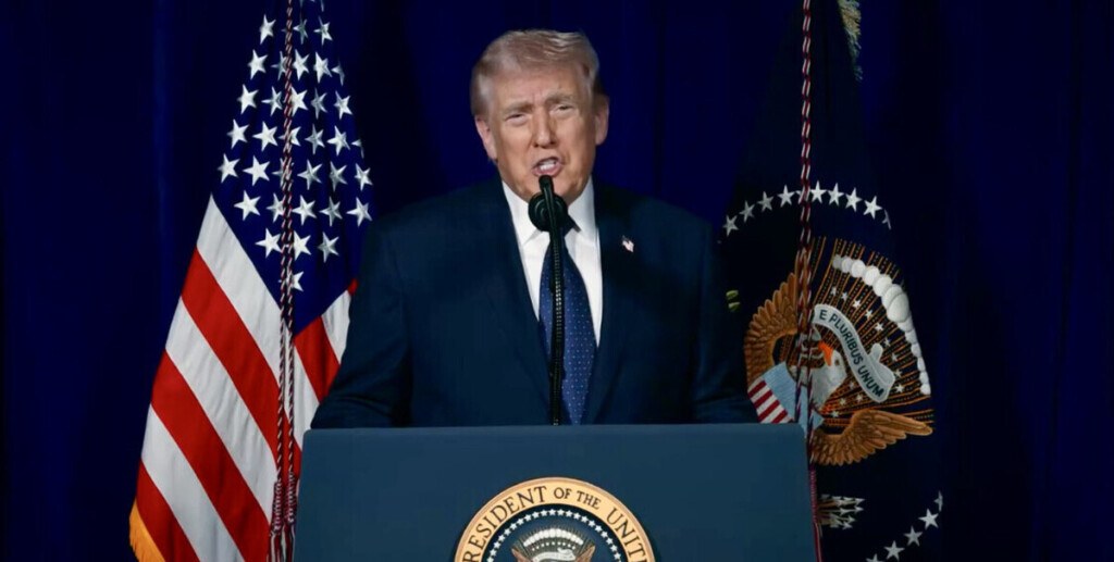 ドナルド・トランプ氏は、NBCとABCが自身の演説を生中継することを拒否したことを受け、両局の放送免許の取り消しを要求している。