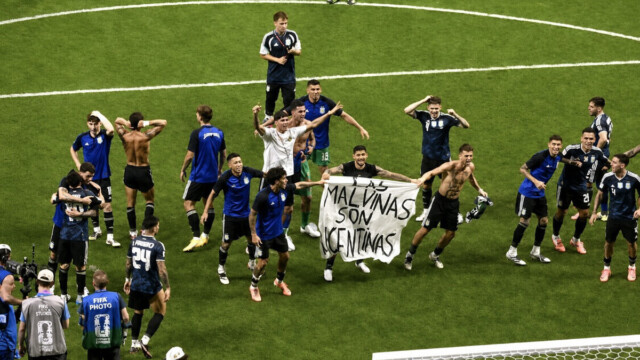 — Mondial – L’Argentine risque une sanction après la banderole «Les Malouines sont argentines» brandie contre l’Angleterre Mondial - L’Argentine risque une sanction après la banderole «Les Malouines sont argentines» brandie contre l’Angleterre