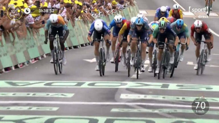 Tour de France : Tim Merlier décroche un triplé à Chalon-sur-Saône après une grosse chute dans le dernier kilomètre — Tour de France : Tim Merlier décroche un triplé à Chalon-sur-Saône après une grosse chute dans le dernier kilomètre Tour de France : Tim Merlier décroche un triplé à Chalon-sur-Saône après une grosse chute dans le dernier kilomètre — Tour de France : Tim Merlier décroche un triplé à Chalon-sur-Saône après une grosse chute dans le dernier kilomètre