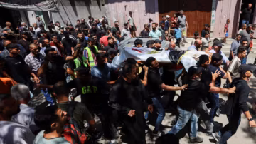 À Gaza, un responsable humanitaire tué dans une frappe israélienne est salué par une foule en deuil