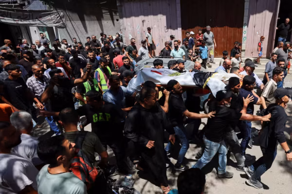 À Gaza, un responsable humanitaire tué dans une frappe israélienne est salué par une foule en deuil